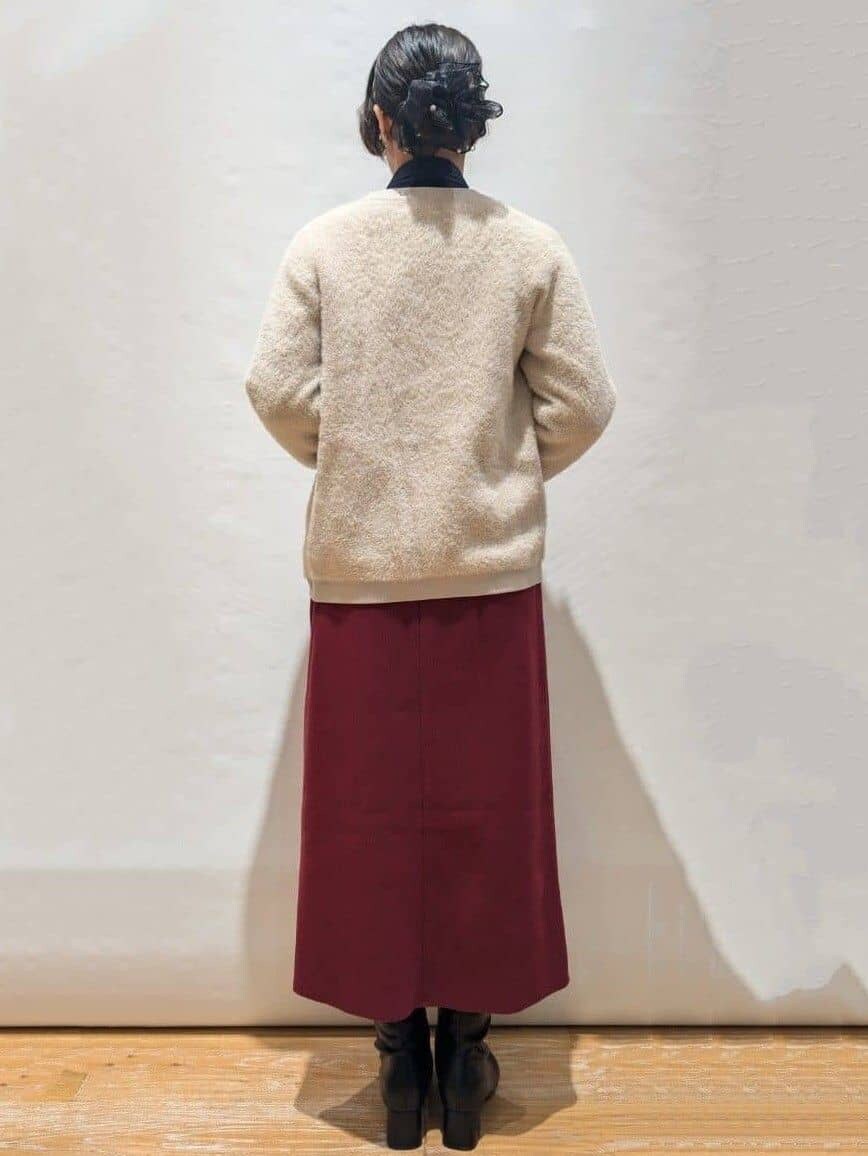 ベージュ系のカーディガン/ボレロ、ブルー系のシャツ/ブラウス、レッド系のスカートを着用したレディースの秋コーディネートの2枚目の写真