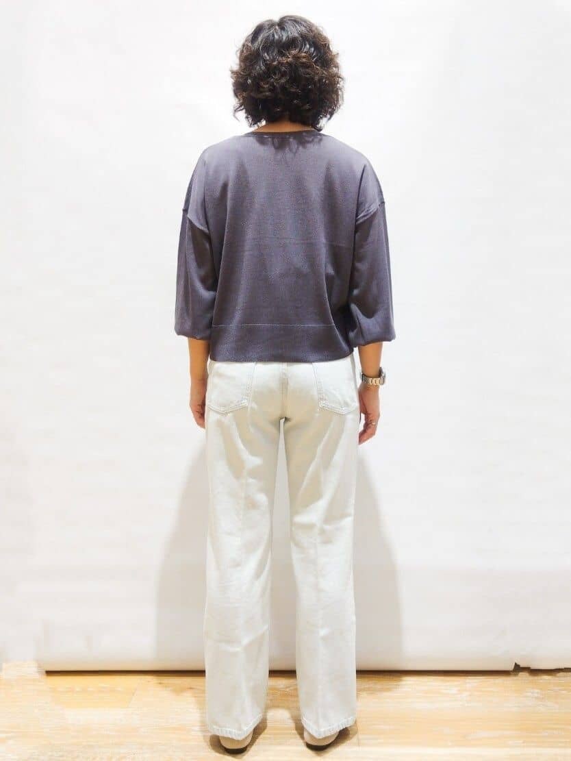 イエロー系のTシャツ/カットソー、グレー系のカーディガン/ボレロ、ブルー系のその他パンツを着用したレディースの春コーディネートの2枚目の写真