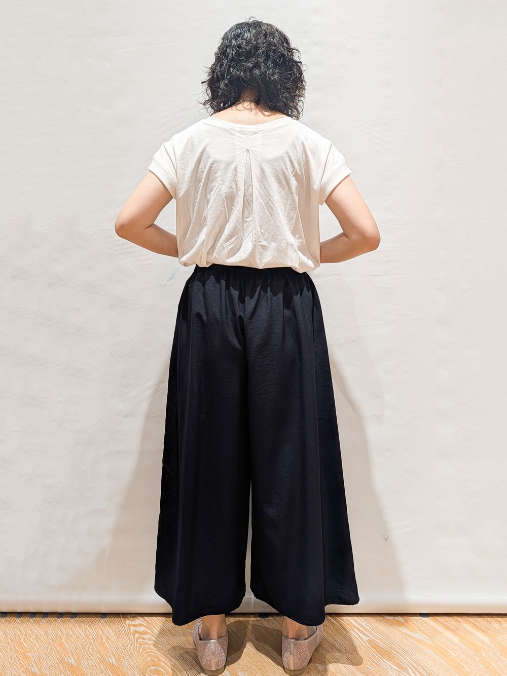 ホワイト系のTシャツ/カットソー、ブルー系のその他パンツ、ベージュ系のトートバッグを着用したレディースの夏コーディネートの3枚目の写真