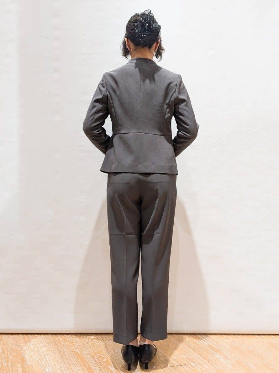 グレー系のノーカラージャケット、ホワイト系のシャツ/ブラウス、グレー系のその他パンツを着用したレディースの冬コーディネートの2枚目の写真
