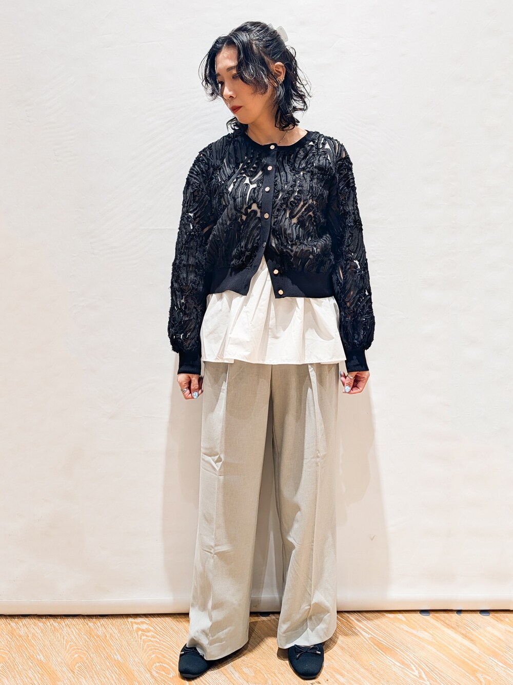 ブラック系のカーディガン/ボレロ、ホワイト系のTシャツ/カットソー、グレー系のその他パンツを着用したレディースの春コーディネートの2枚目の写真