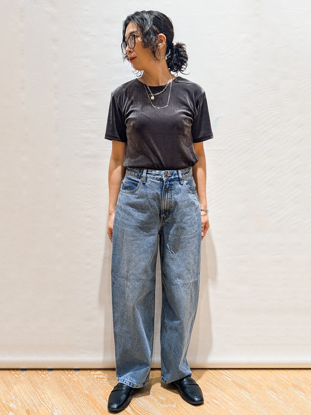 グレー系のTシャツ/カットソー、ブルー系のデニムパンツ、グレー系のトートバッグを着用したレディースの夏コーディネートの2枚目の写真