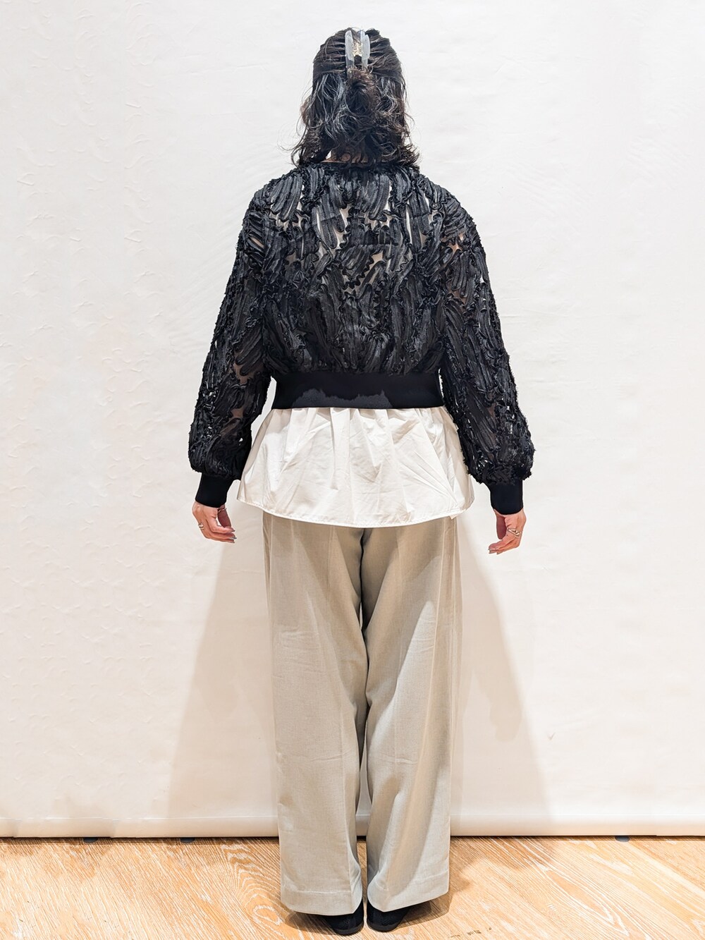 ブラック系のカーディガン/ボレロ、ホワイト系のTシャツ/カットソー、グレー系のその他パンツを着用したレディースの春コーディネートの3枚目の写真