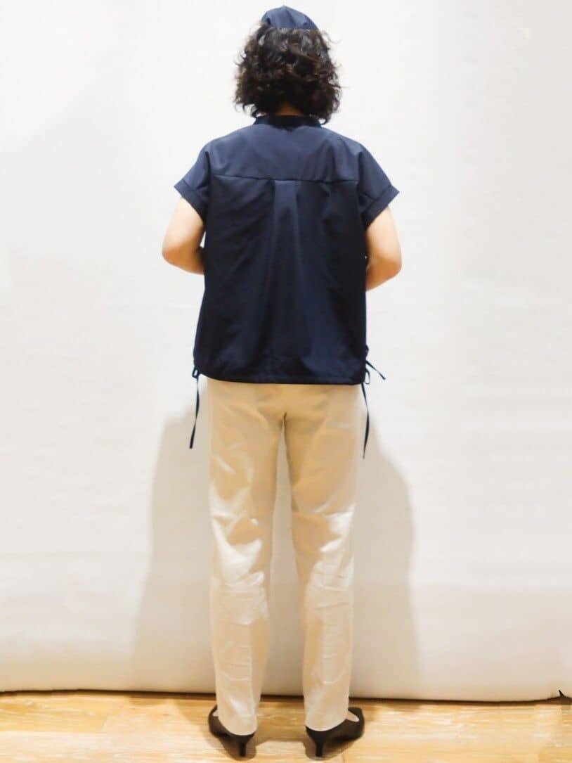 ブルー系のシャツ/ブラウス、ベージュ系のその他パンツ、ブラック系のパンプスを着用したレディースの春コーディネートの2枚目の写真