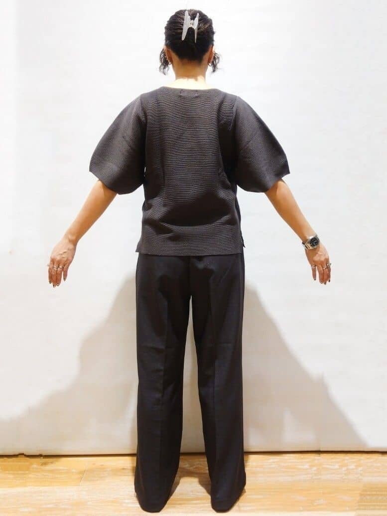 ブラウン系のテーラードジャケット、グレー系のニット/セーター、グレー系のその他パンツを着用したレディースの夏コーディネートの4枚目の写真