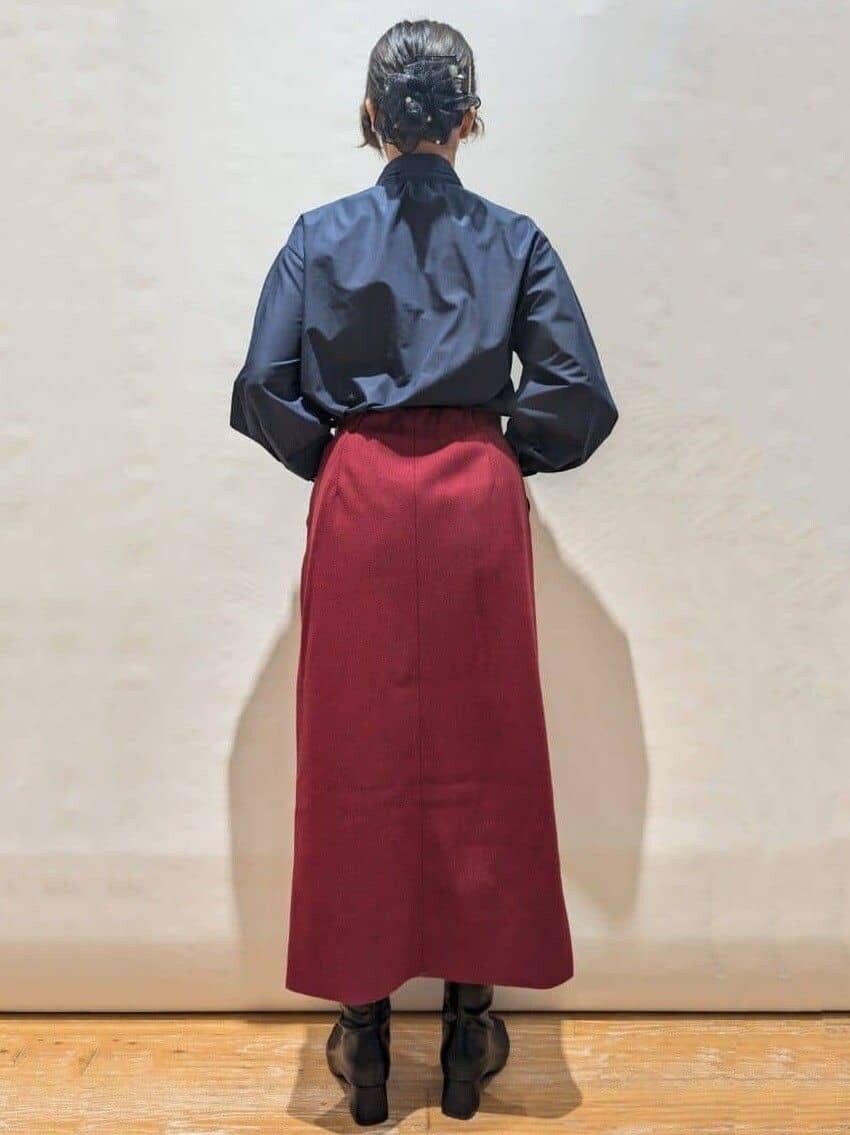ベージュ系のカーディガン/ボレロ、ブルー系のシャツ/ブラウス、レッド系のスカートを着用したレディースの秋コーディネートの4枚目の写真