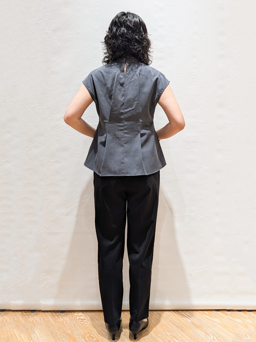 グレー系のシャツ/ブラウス、ブラック系のその他パンツ、ブラック系のトートバッグを着用したレディースの夏コーディネートの3枚目の写真