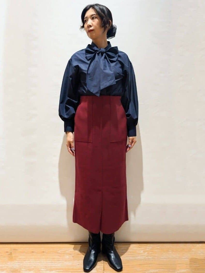 ベージュ系のカーディガン/ボレロ、ブルー系のシャツ/ブラウス、レッド系のスカートを着用したレディースの秋コーディネートの3枚目の写真