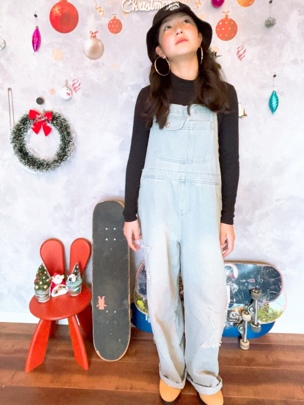 ブラック系のハットを着用したキッズの冬コーディネートの2枚目の写真