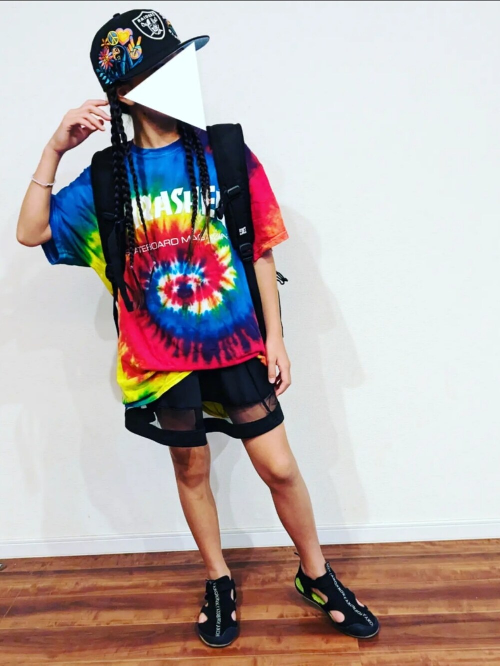 その他のTシャツ/カットソー、ブラック系のスカート、ブラック系のサンダルを着用したキッズの夏コーディネートの2枚目の写真