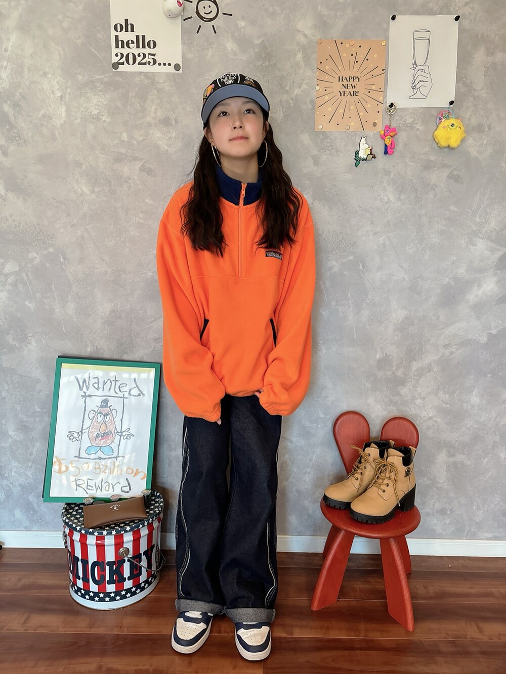 オレンジ系のブルゾン、ブルー系のデニムパンツ、ホワイト系のスニーカーを着用したキッズの冬コーディネートの2枚目の写真