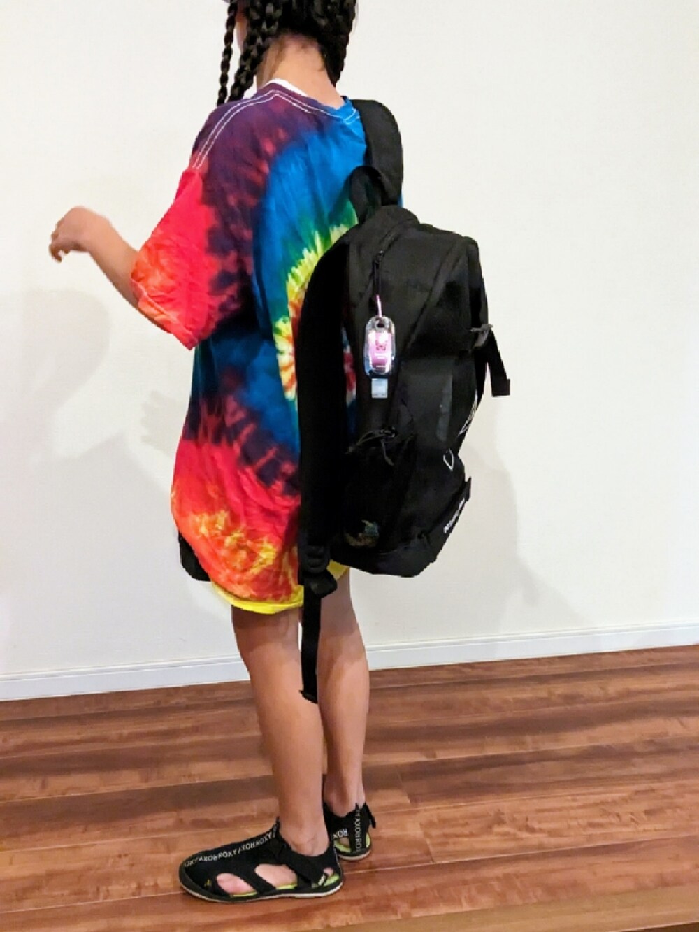 その他のTシャツ/カットソー、ブラック系のスカート、ブラック系のサンダルを着用したキッズの夏コーディネートの3枚目の写真