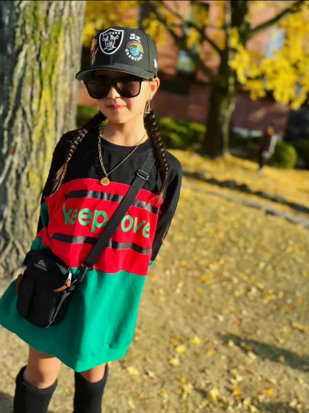 「女の子、キッズ、ファッションを楽しもう、秋冬コーデ、ワンピース、秋コーデ、ロングブーツ、ショルダーバッグ、サングラス、キャップ、ストリート、ジュニアコーデ」｜「NEW ERAのアイテム（キャップ、ブラック系）」を使った、himaringoさん（キッズ・142cm）の秋コーディネートの2枚目の写真
