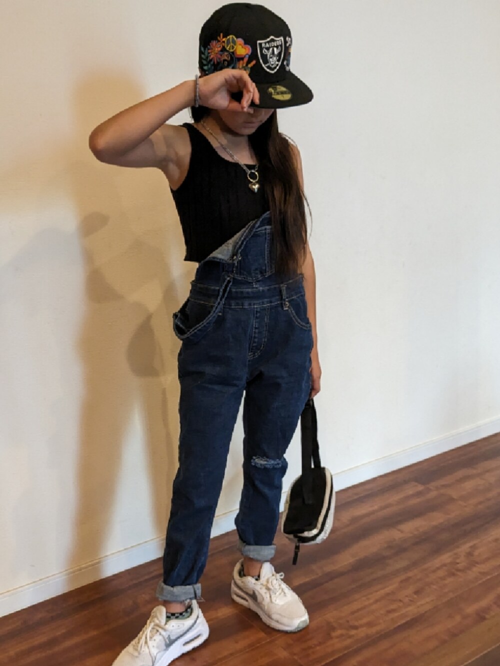 ブラック系のショルダーバッグ、ブルー系のサロペット/オーバーオール、ホワイト系のスニーカーを着用したキッズの夏コーディネートの4枚目の写真