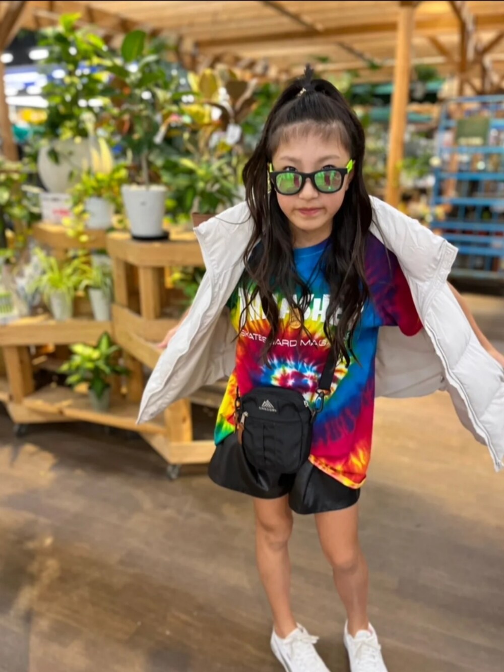 その他のTシャツ/カットソー、ホワイト系のダウンベスト、ブラック系のショルダーバッグを着用したキッズの秋コーディネートの2枚目の写真