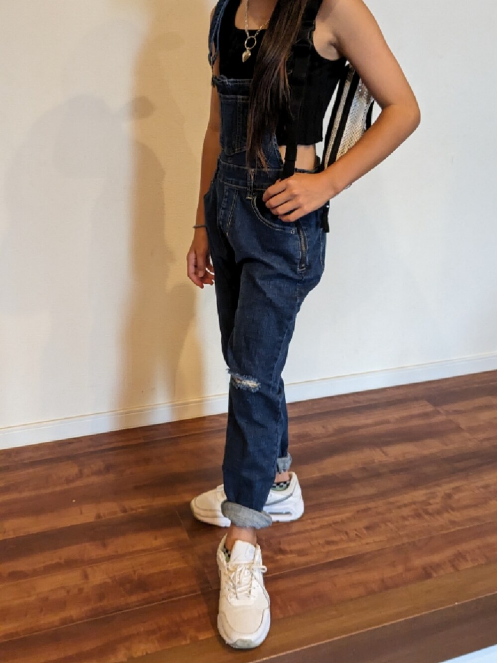 ブラック系のショルダーバッグ、ブルー系のサロペット/オーバーオール、ホワイト系のスニーカーを着用したキッズの夏コーディネートの2枚目の写真