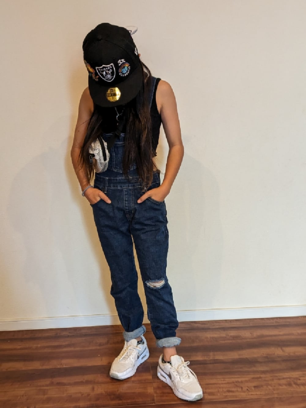 ブラック系のショルダーバッグ、ブルー系のサロペット/オーバーオール、ホワイト系のスニーカーを着用したキッズの夏コーディネートの3枚目の写真