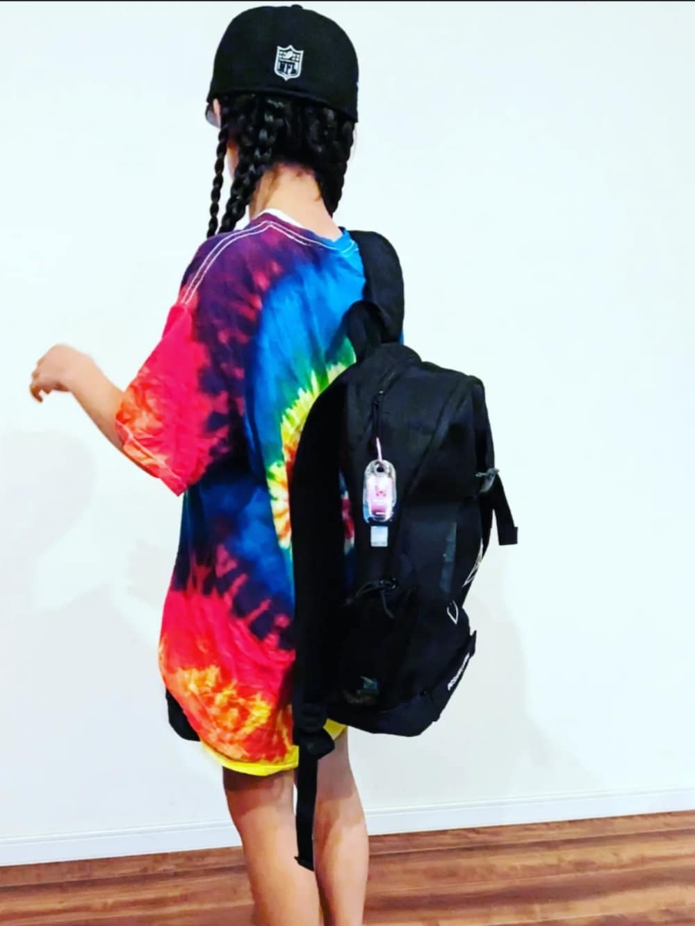 その他のTシャツ/カットソー、ブラック系のスカート、ブラック系のサンダルを着用したキッズの夏コーディネートの4枚目の写真