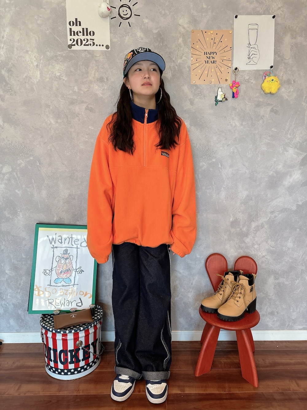 オレンジ系のブルゾン、ブルー系のデニムパンツ、ホワイト系のスニーカーを着用したキッズの冬コーディネートの3枚目の写真