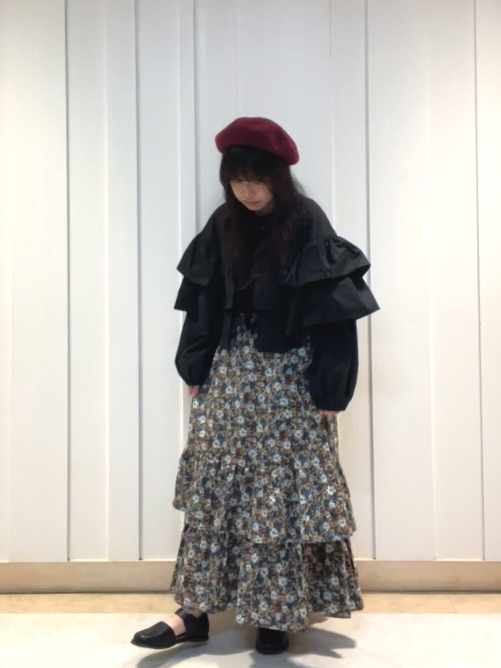 ブラック系のトップス、ブルー系のスカート、ブラック系のサンダルを着用したレディースの夏コーディネートの2枚目の写真