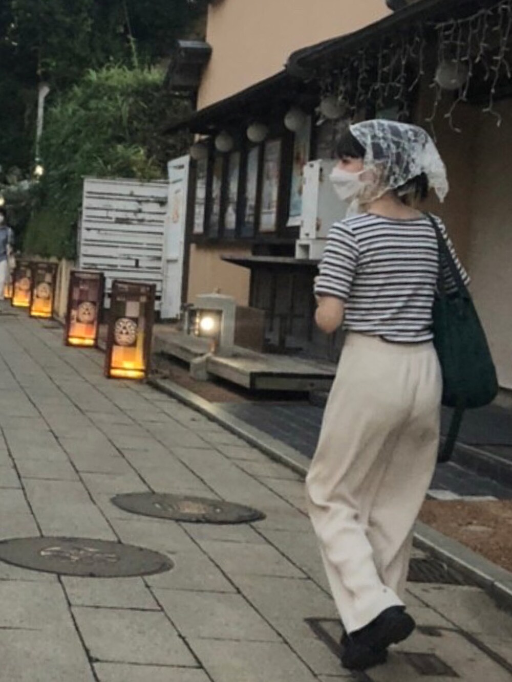 ホワイト系のその他パンツ、ホワイト系のTシャツ/カットソー、ホワイト系のその他ヘアアクセサリーを着用したレディースの冬コーディネートの3枚目の写真