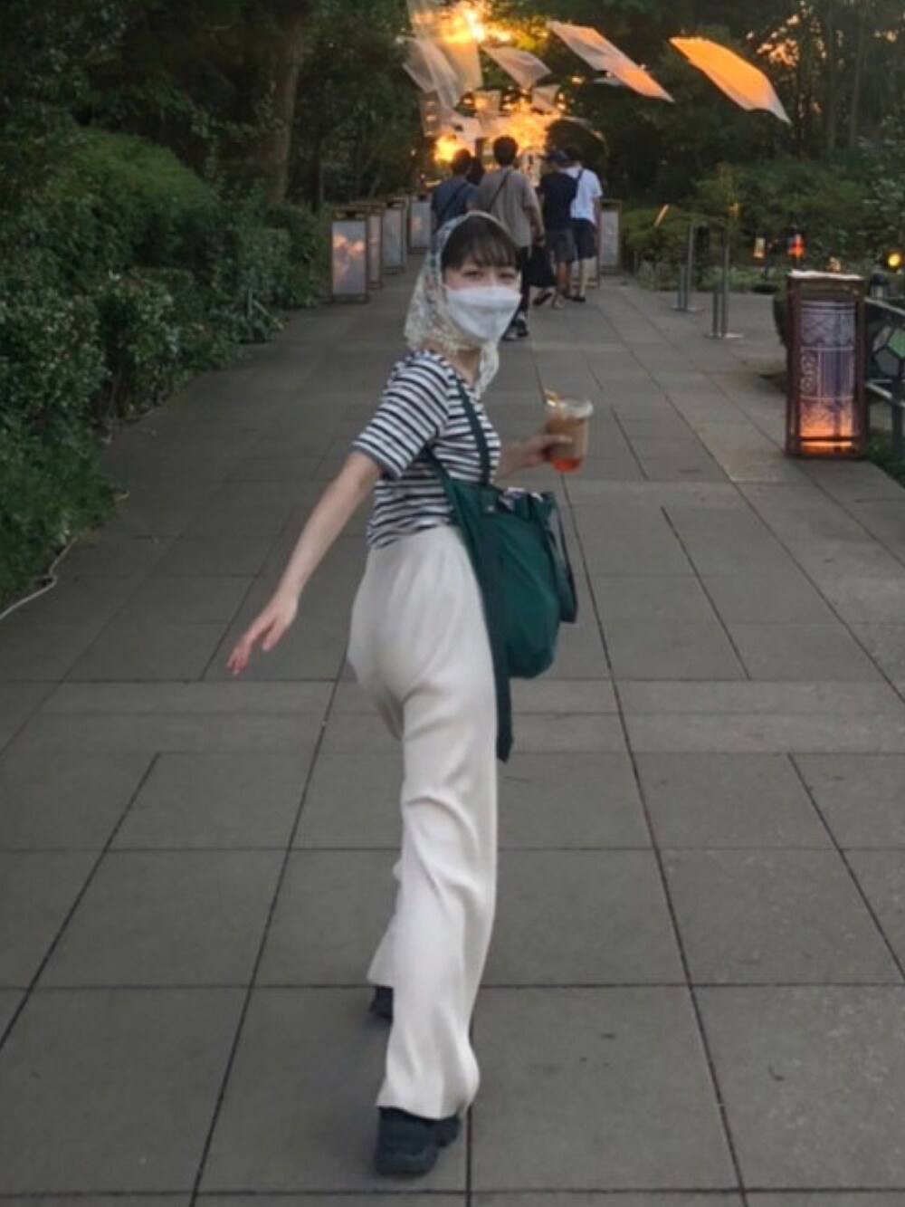 ホワイト系のその他パンツ、ホワイト系のTシャツ/カットソー、ホワイト系のその他ヘアアクセサリーを着用したレディースの冬コーディネートの2枚目の写真