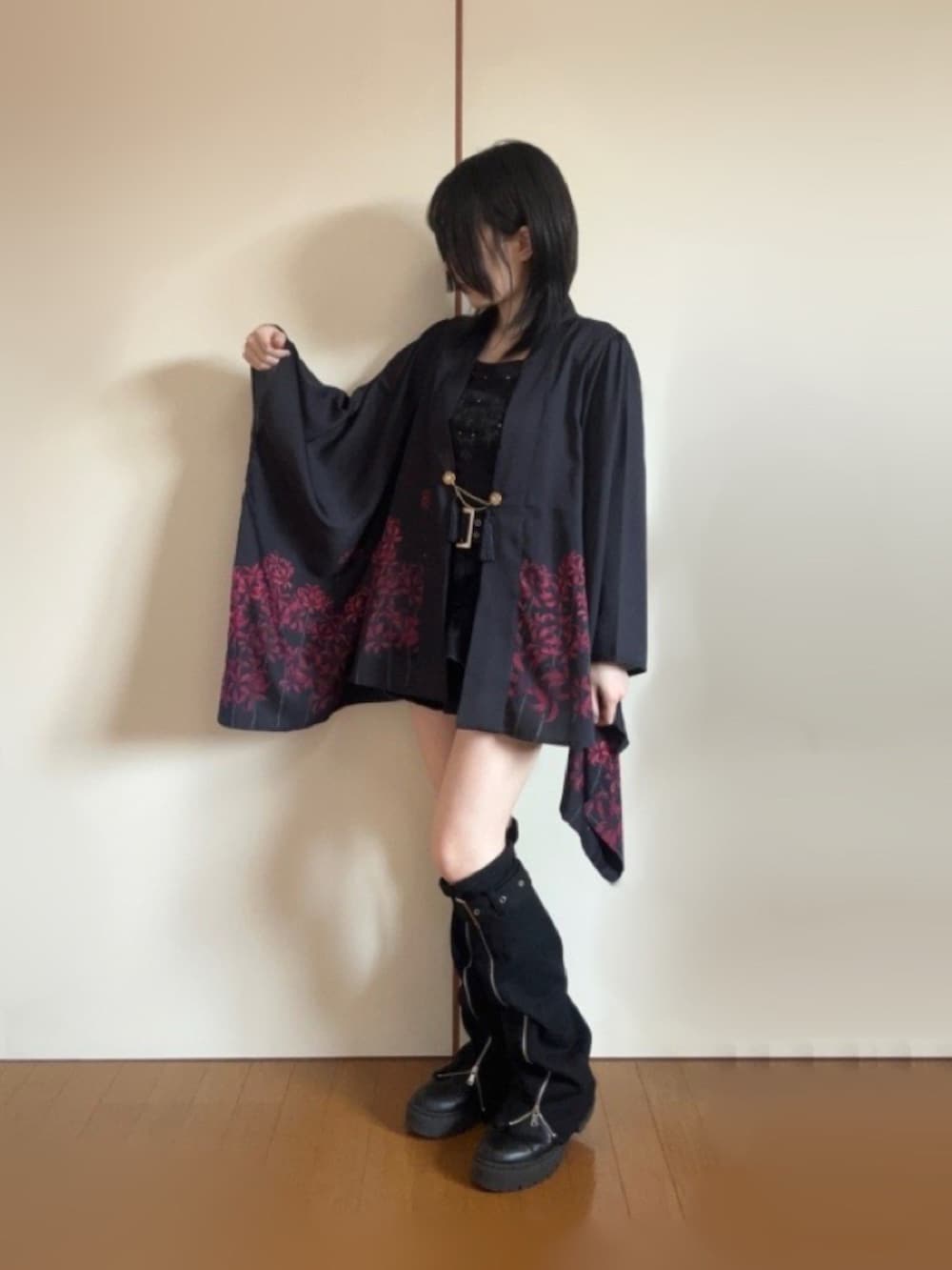 ブラック系のカーディガン/ボレロ、ブラック系のTシャツ/カットソー、ブラック系のデニムスカートを着用したレディースの秋コーディネートの2枚目の写真