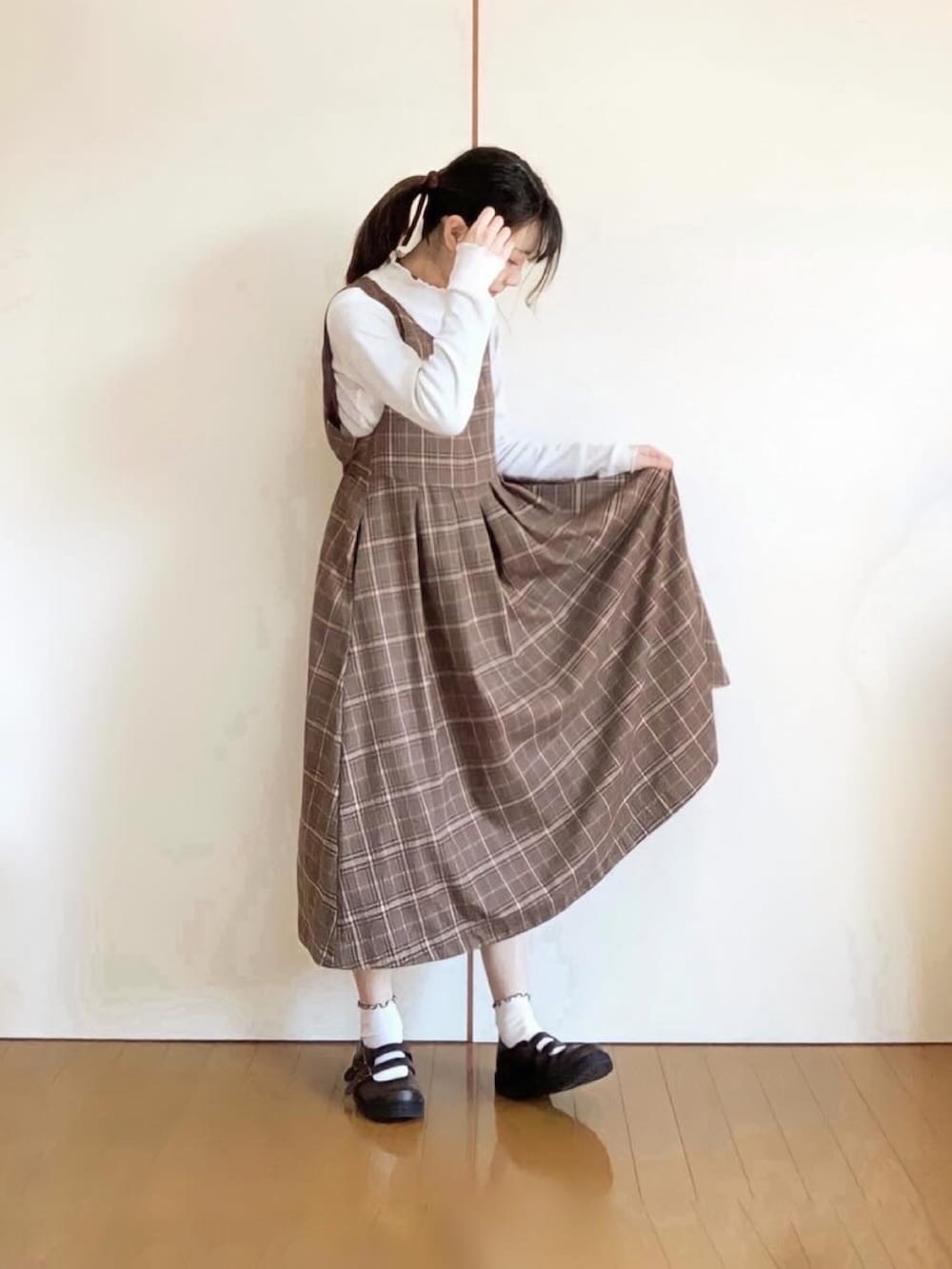 ブラウン系のジャンパースカート、ブラウン系のその他シューズ、ブラウン系のパンツを着用したレディースの春コーディネートの2枚目の写真