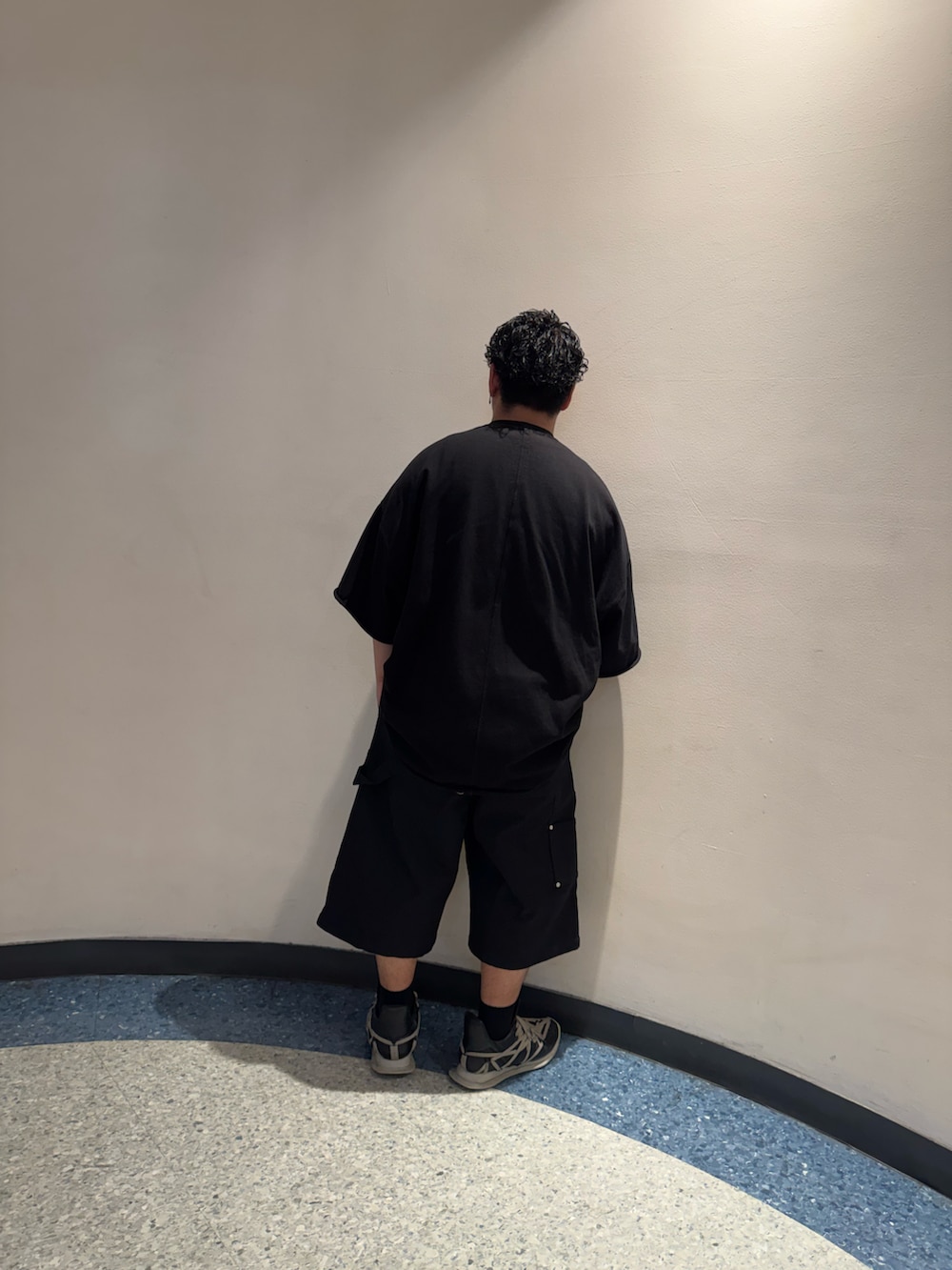 ブラック系のその他パンツを着用したメンズの春コーディネートの2枚目の写真