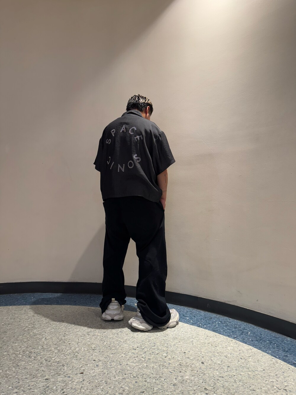 ブラック系のシャツ/ブラウスを着用したメンズの春コーディネートの2枚目の写真