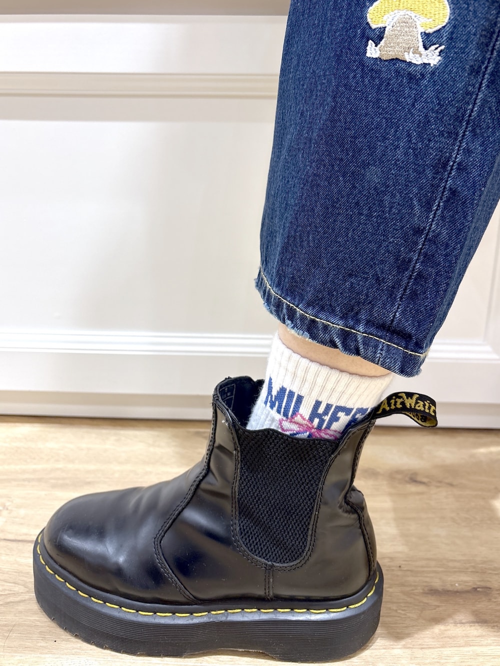 ブルー系のデニムパンツ、ブラック系のブーツ、ブラック系のカーディガン/ボレロを着用したレディースの春コーディネートの10枚目の写真