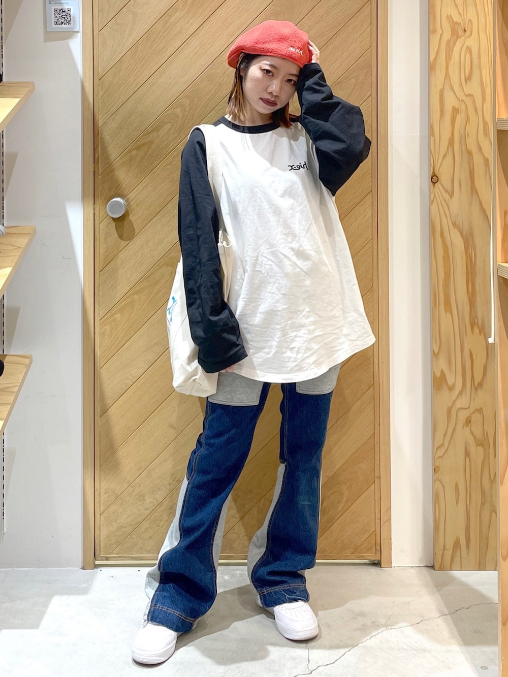 ホワイト系のトートバッグ、ホワイト系のTシャツ/カットソー、ホワイト系のスニーカーを着用したレディースの冬コーディネートの2枚目の写真