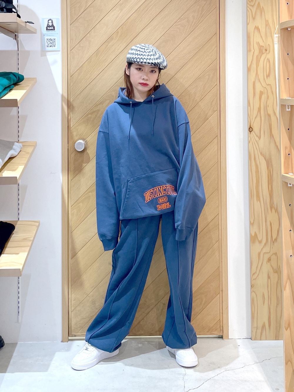 「セットアップ、スウェット、スウェットパンツ、オーバーサイズ、ビッグシルエット、ハンチング、AF1、スニーカー、ストリート、ストリートコーデ、エックスガール、x-girl、フーディー、パーカー」｜「X-girlのHUNTING CAP（ハンチング/ベレー帽、ホワイト系）」を使った、SAKI 🍣さん（レディース・151cm）の秋コーディネートの2枚目の写真