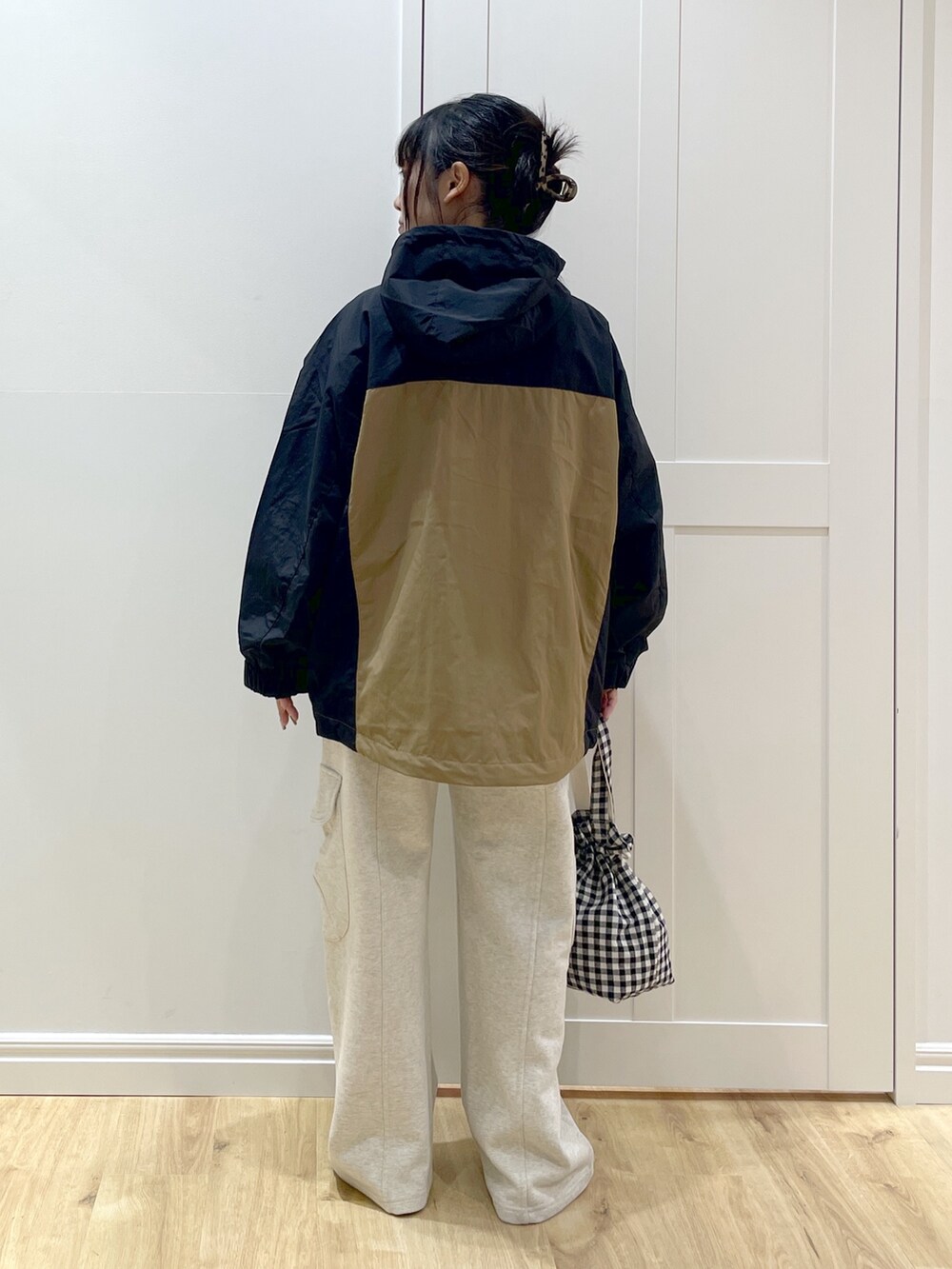 ベージュ系のスウェットパンツ、ベージュ系のマウンテンパーカー、ブラック系のTシャツ/カットソーを着用したレディースの秋コーディネートの4枚目の写真