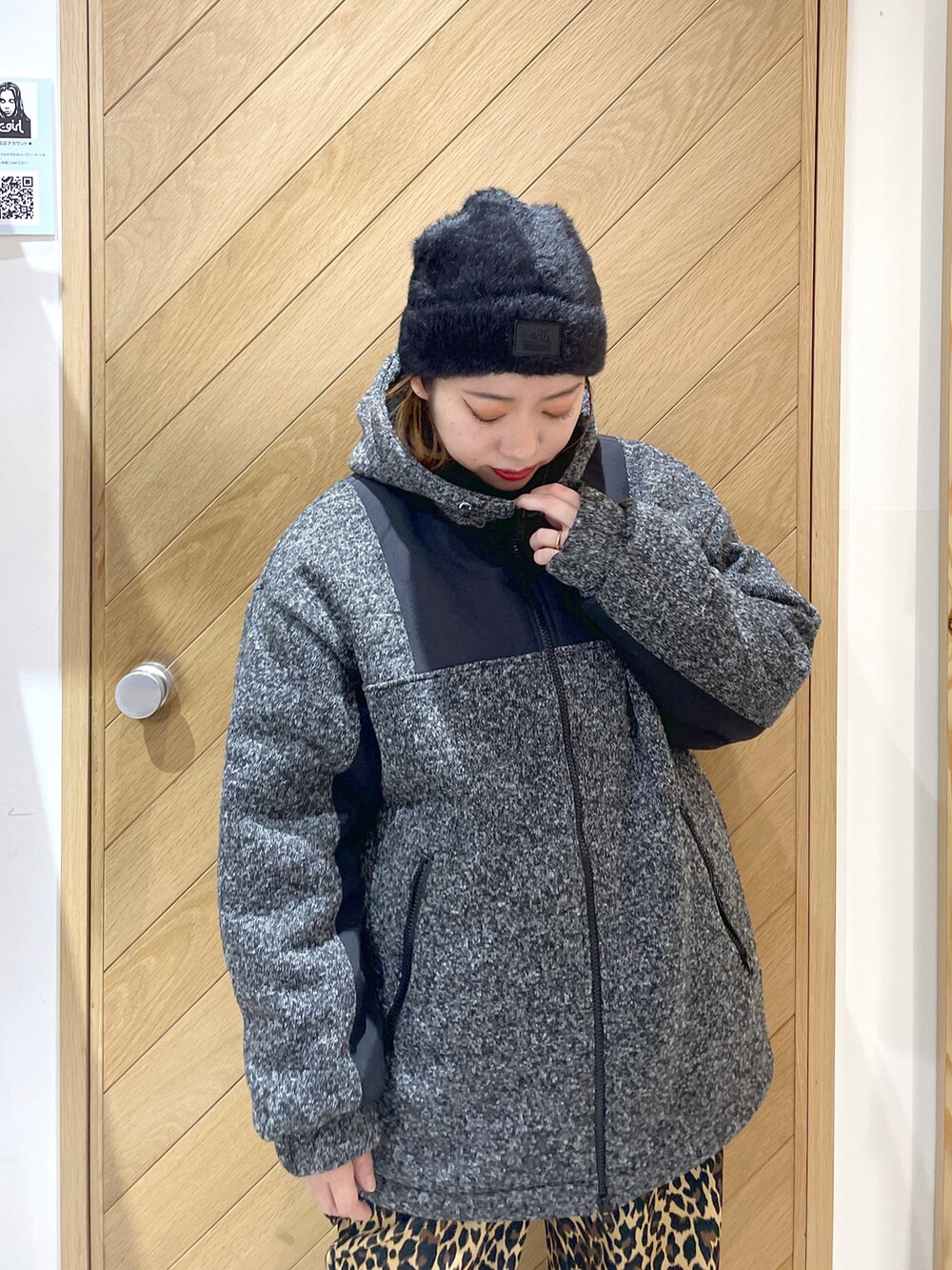 ブラック系のブルゾン、グリーン系のスウェット、ベージュ系のその他パンツを着用したレディースの冬コーディネートの3枚目の写真