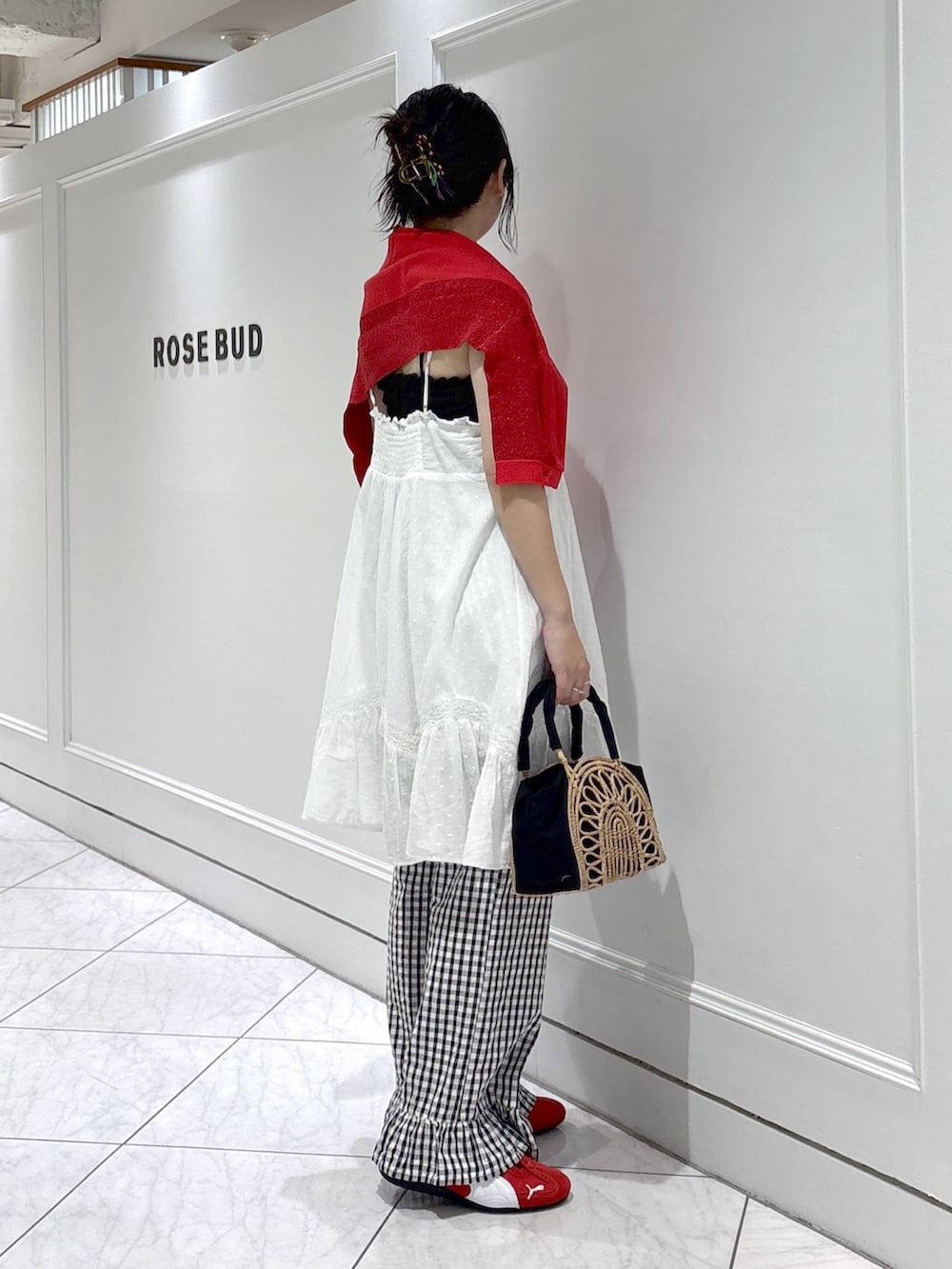 レッド系のニット/セーター、ブラック系のその他パンツ、ホワイト系のワンピースを着用したレディースの夏コーディネートの3枚目の写真