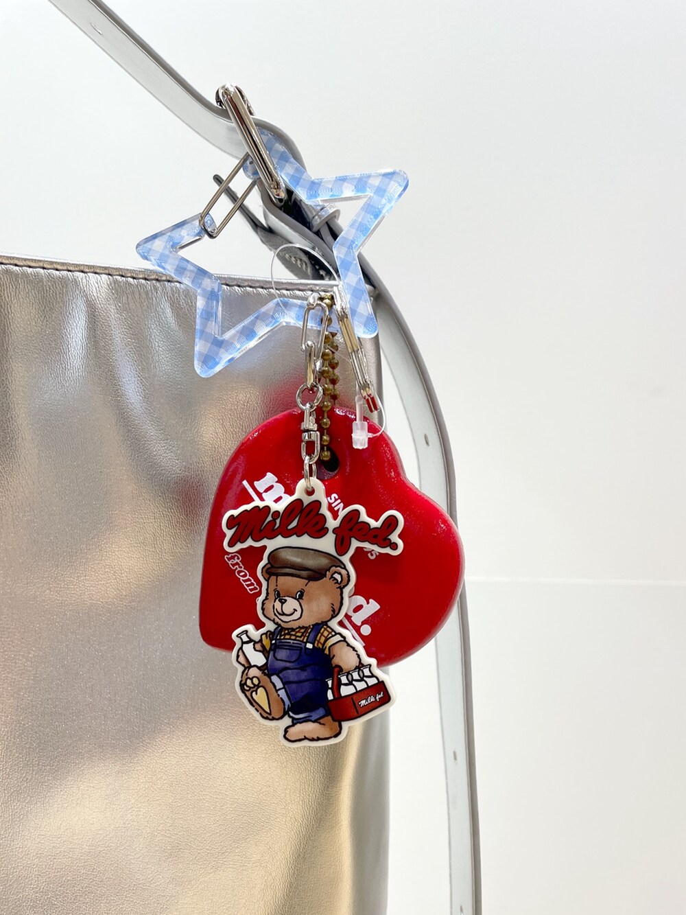 ブラック系のその他パンツ、パープル系のニット/セーター、ブラック系のブーツを着用したレディースの夏コーディネートの6枚目の写真