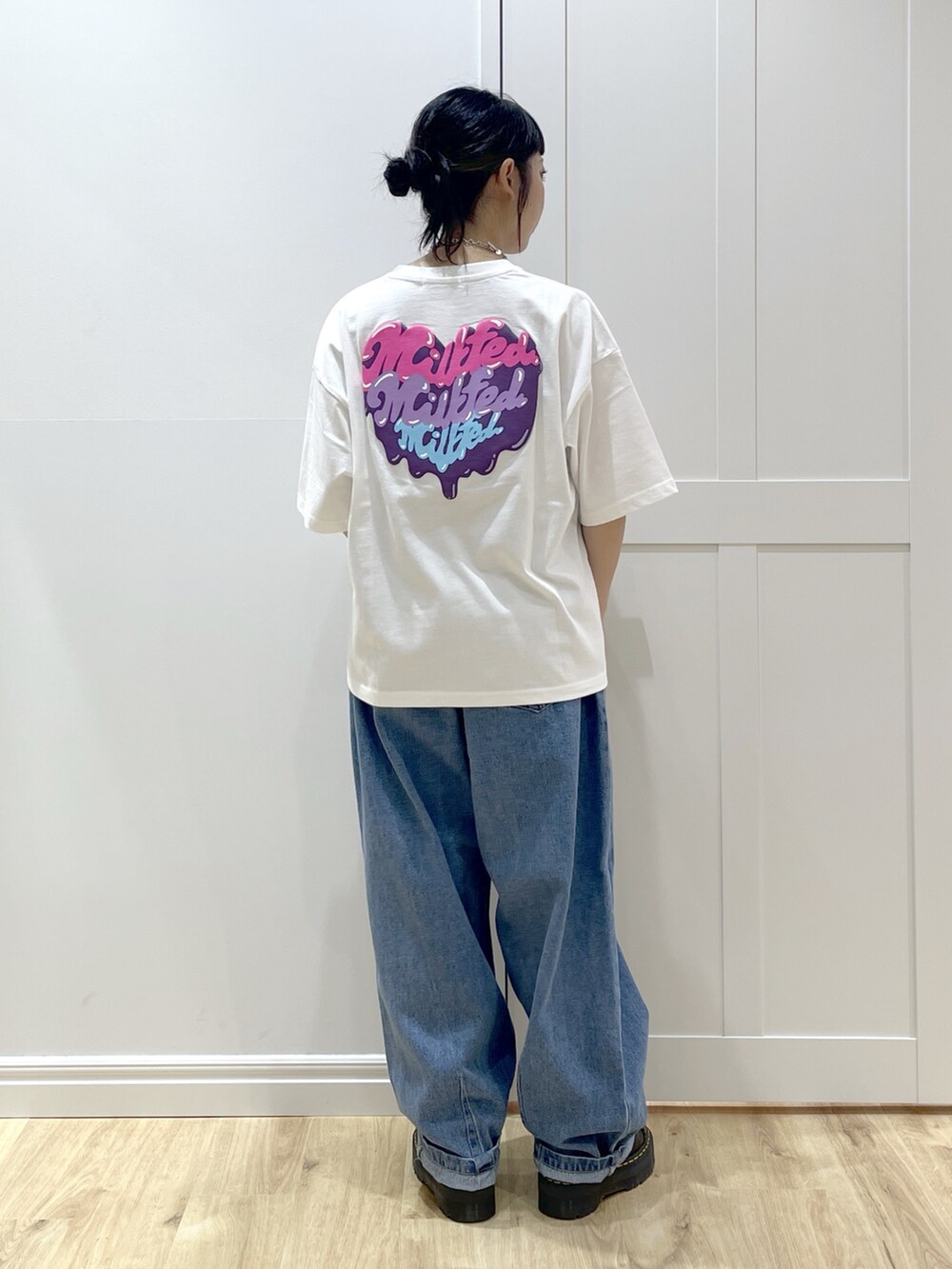 ブラック系のブーツ、ホワイト系のTシャツ/カットソー、ブラック系のパーカーを着用したレディースの秋コーディネートの6枚目の写真