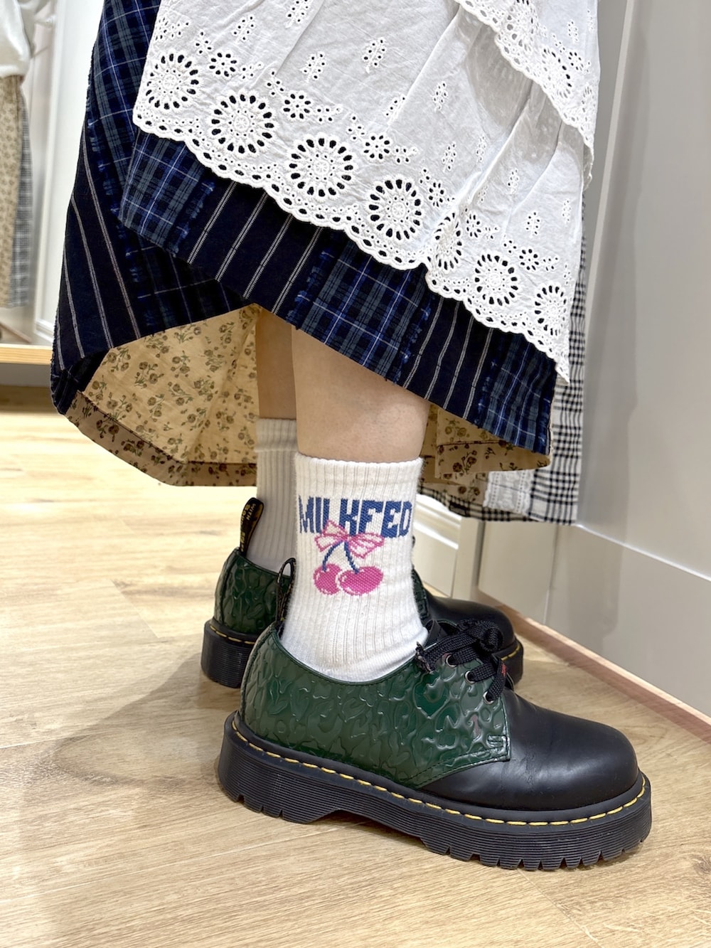 ホワイト系のトートバッグ、ベージュ系のスウェット、ベージュ系のスカートを着用したレディースの冬コーディネートの8枚目の写真