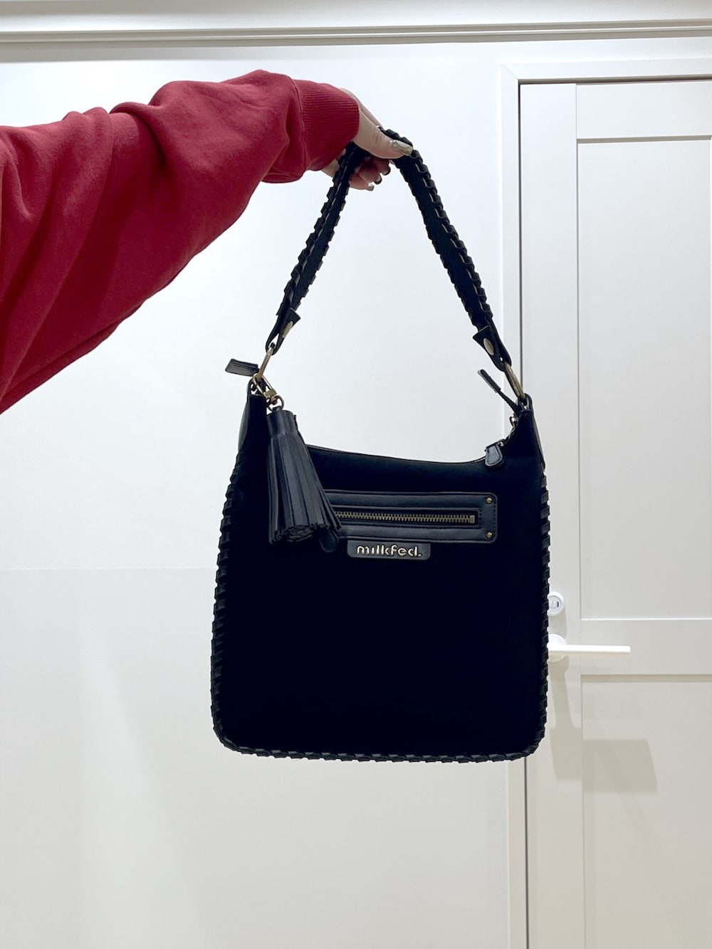 ブラック系のショルダーバッグ、ブラック系のブーツ、ブラック系のシャツ/ブラウスを着用したレディースの秋コーディネートの5枚目の写真