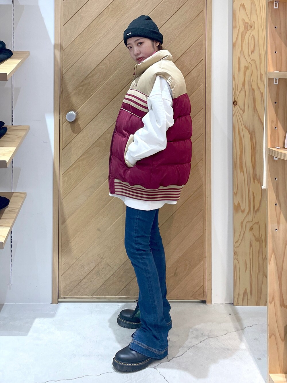 その他のシューズ、ブルー系のその他パンツ、ホワイト系のスウェットを着用したレディースの冬コーディネートの2枚目の写真