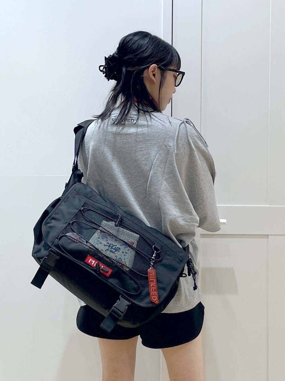 ブラック系のブーツ、ブラック系のスウェットパンツ、グレー系のTシャツ/カットソーを着用したレディースの夏コーディネートの5枚目の写真