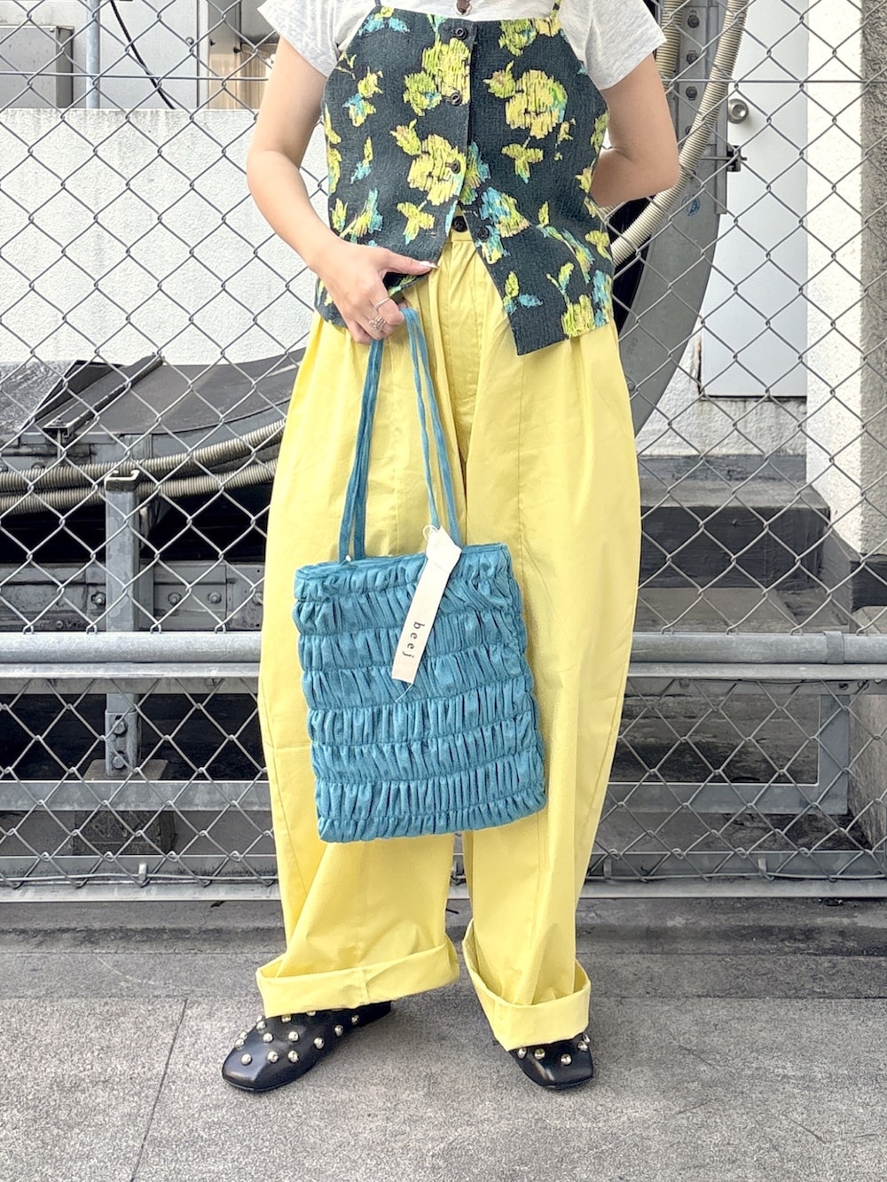 イエロー系のその他パンツ、グリーン系のベスト、グレー系のTシャツ/カットソーを着用したレディースの春コーディネートの6枚目の写真