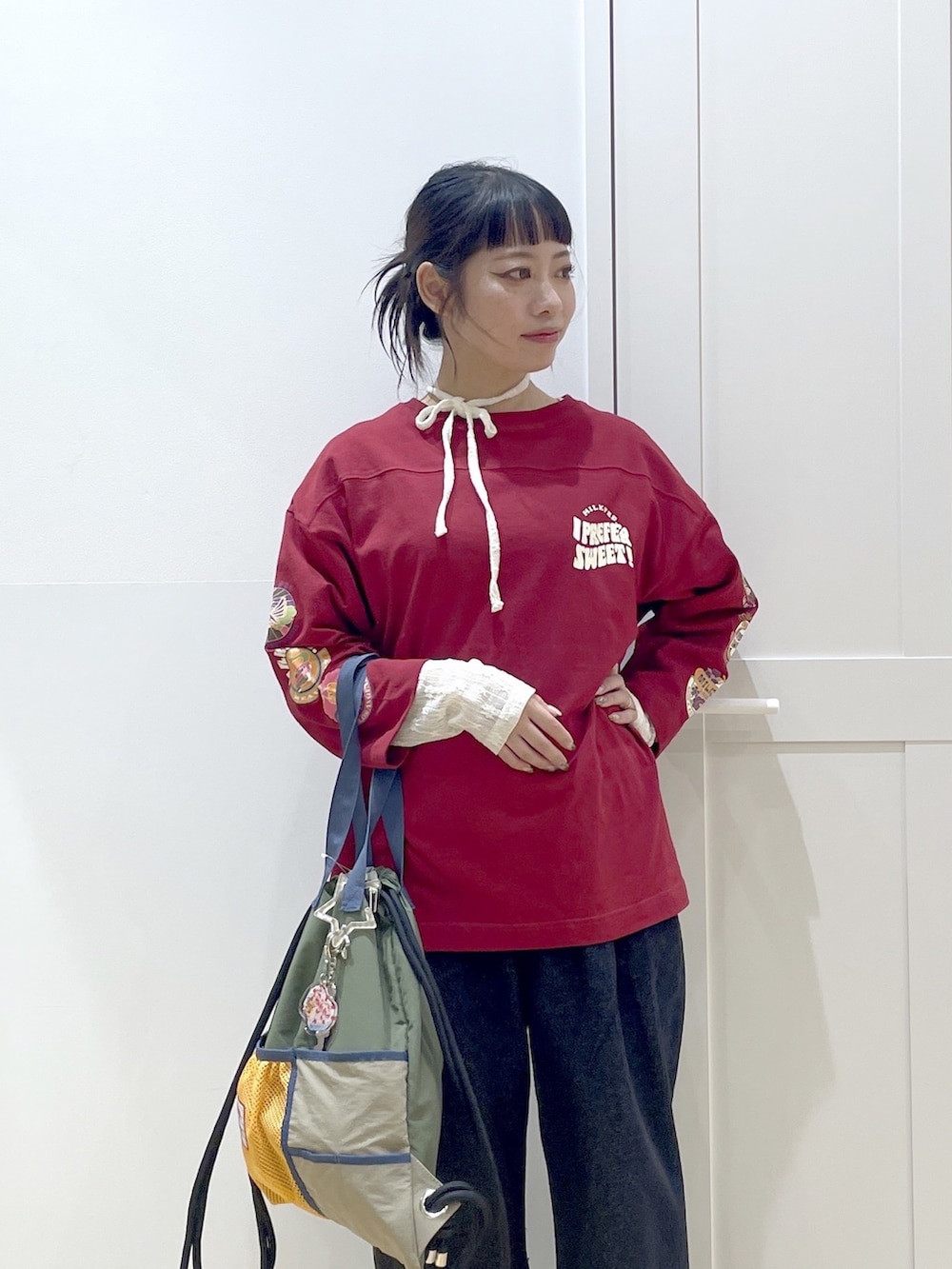 ブルー系のデニムパンツ、レッド系のTシャツ/カットソー、ホワイト系のTシャツ/カットソーを着用したレディースの秋コーディネートの5枚目の写真