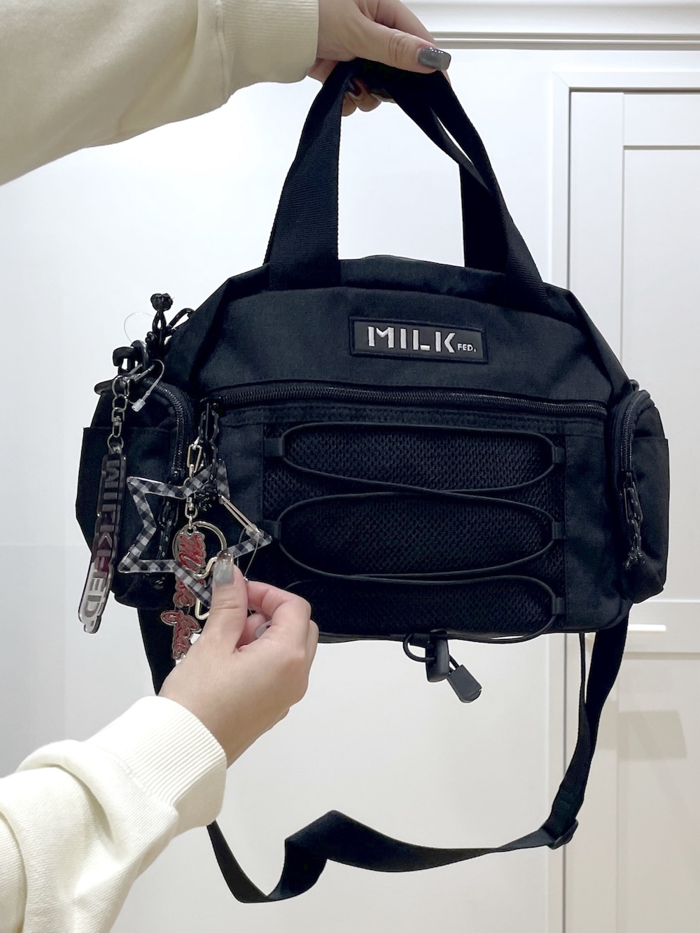 ホワイト系のパーカー、ホワイト系のTシャツ/カットソー、ブルー系のスウェットパンツを着用したレディースの冬コーディネートの8枚目の写真