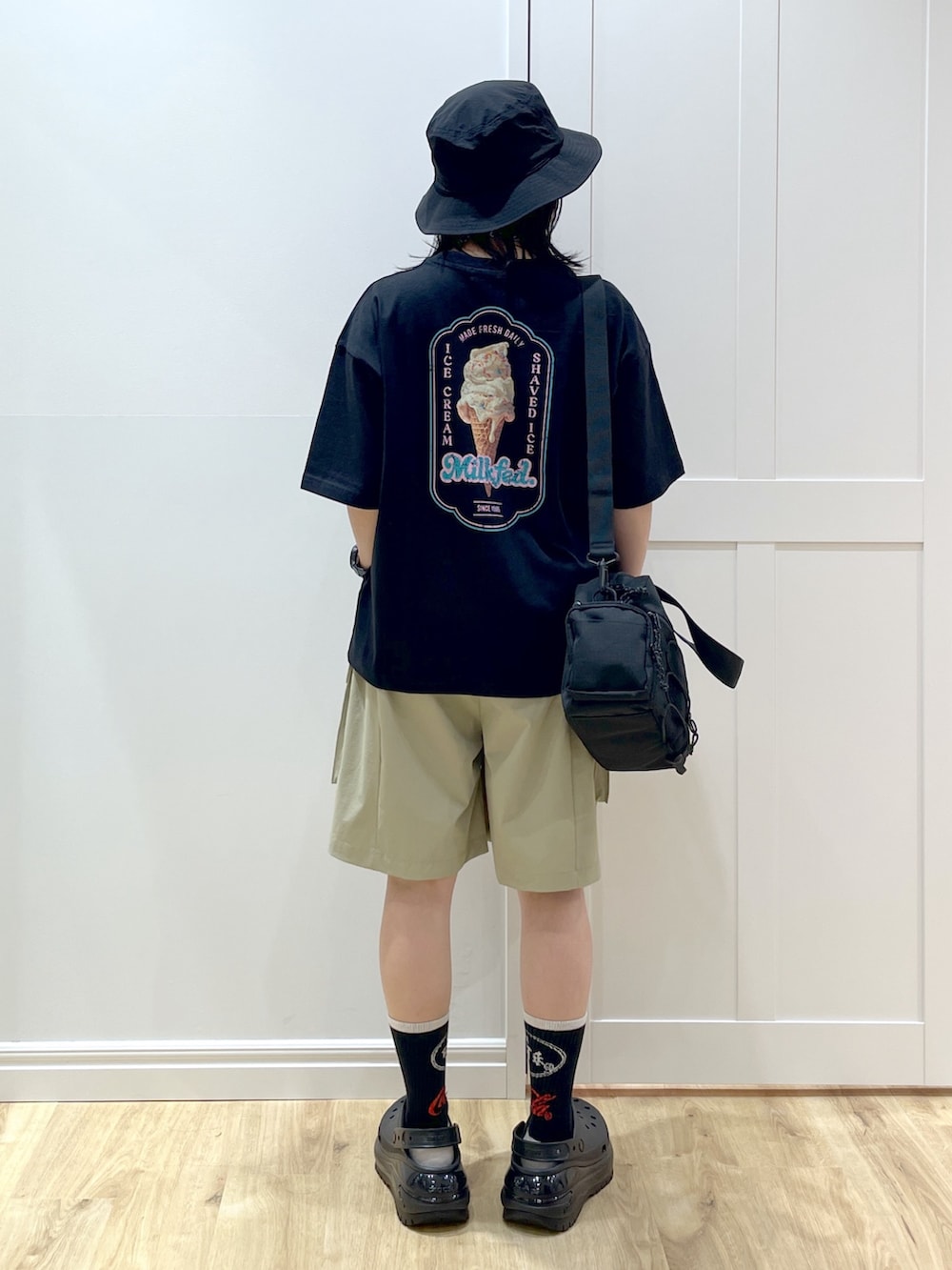 ブラック系のサンダル、レッド系のショルダーバッグ、ブラック系のTシャツ/カットソーを着用したレディースの夏コーディネートの2枚目の写真