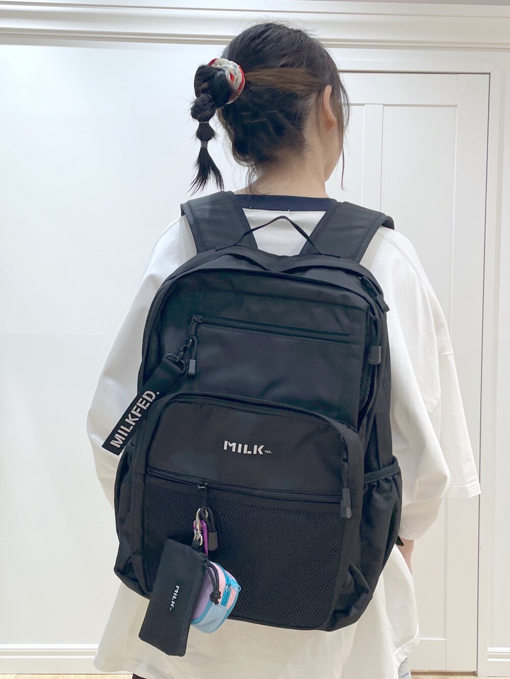 グレー系のTシャツ/カットソー、ブラック系のデニムパンツ、ブラウン系のTシャツ/カットソーを着用したレディースの春コーディネートの4枚目の写真