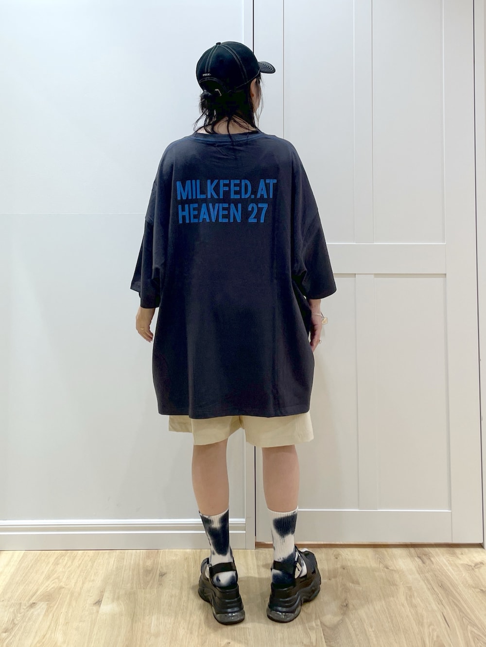 ブラック系のサンダル、グレー系のTシャツ/カットソー、ブラック系のバックパック/リュックを着用したレディースの夏コーディネートの3枚目の写真