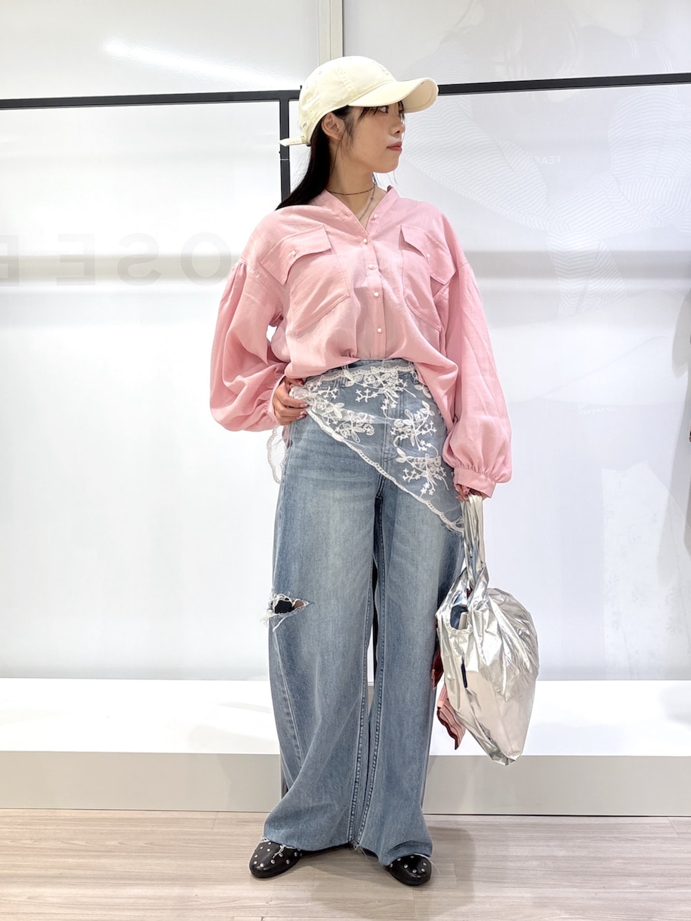 ブラック系のその他シューズ、ピンク系のシャツ/ブラウス、ブルー系のデニムパンツを着用したレディースの春コーディネートの5枚目の写真