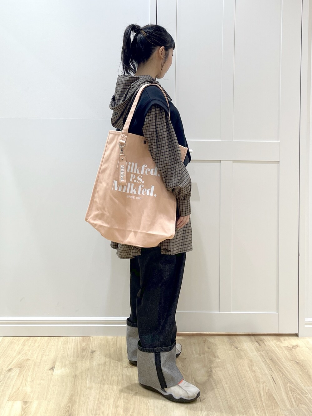 ブラック系のベスト、ブラウン系のシャツ/ブラウス、ブラック系のデニムパンツを着用したレディースの秋コーディネートの3枚目の写真